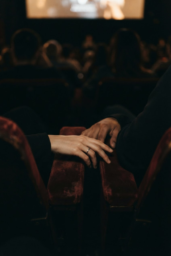 Léa et l’inconnu du cinéma — par Haleros — © XStory-fr.com
