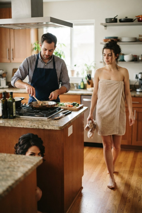 Marc, sa copine et sa colocataire — par hugotouirz — © XStory-fr.com
