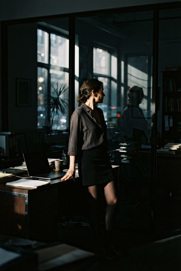 Un soir au bureau — par Lola62 — © XStory-fr.com