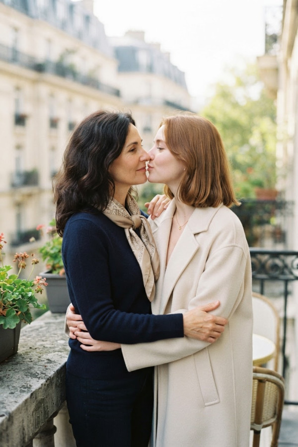 ROSE ET DEBBIE, SEXE ENTRE FEMMES — par Vachette — © XStory-fr.com